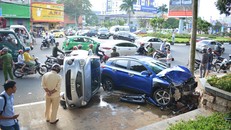 Ô tô ‘điên’ tông hàng loạt xe dừng đèn đỏ, nhiều người nhập viện