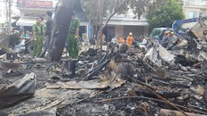 Cháy lớn thiêu rụi 12 ki-ốt trong đêm, thiệt hại hàng trăm triệu đồng