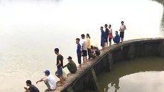 Lật thuyền đánh cá trong đêm, 2 bà cháu rơi xuống sông mất tích