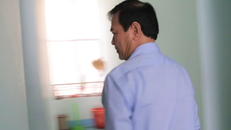 Cảnh Nguyễn Hữu Linh chạy trốn ống kính phóng viên