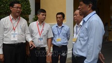 Thứ trưởng Bộ Giáo dục và Đào tạo Nguyễn Văn Phúc (trái) trao đổi với lãnh đạo Sở Giáo dục và Đào tạo TP Hồ Chí Minh về công tác chấm thi.