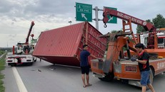 Container rơi đè 'xế hộp', lái xe may mắn thoát chết