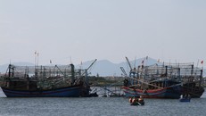 Tàu cá chìm gần cửa biển, 6 ngư dân may mắn thoát chết