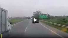 Bị giật túi xách, cô gái văng xa trên cao tốc suýt bị ô tô đâm trúng