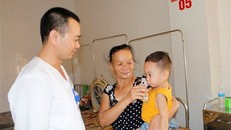 Ăn cháo hầm xương, bé trai 19 tháng tuổi suýt mất mạng