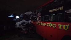 Hiện trường vụ xe khách giường nằm đối đầu với ôtô tải