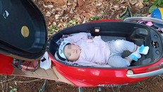 Tranh cãi mẹ để con nhỏ ngủ trong cốp xe máy rồi mải mê làm rẫy
