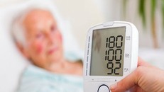 Người bị huyết áp cao đến viện ngay khi có dấu hiệu này