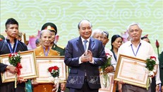 Thủ tướng Nguyễn Xuân Phúc tặng Bằng khen của Thủ tướng Chính phủ cho các đại biểu. Ảnh: Thống Nhất/TTXVN