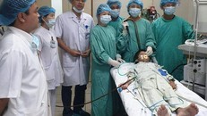 E kíp bác sĩ can thiệp lấy dị vật cho bệnh nhi người Lào - Ảnh: Tiền Phong