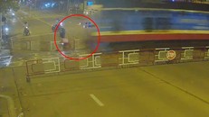 Cảnh tàu đâm người đi xe máy khi người này đâm xe vào rào chắn. Ảnh: Công lý