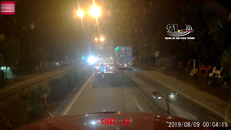 Container đấu đèn đuôi chói mắt, tài xế phía sau dùng sơn đen để giải quyết