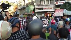 Tranh nhau nhặt tiền cúng cô hồn trên phố Sài Gòn