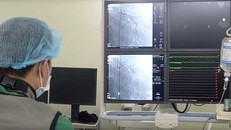 Cứu du khách người Úc bị nhồi máu cơ tim khi đang xuống cầu thang máy bay