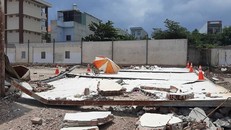 Ngồi tránh nắng, 2 công nhân bị tường sập đè tử vong