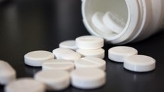 Giận bố không cho đi nối tóc, bé gái uống 40 viên Paracetamol tự tử