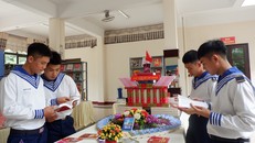 Các chiến sĩ hải quân đang tìm hiểu tư liệu về Hồ Chủ tịch. Ảnh: VGP/Lưu Hương