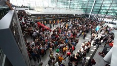 Ấn nhầm nút báo động, 130 chuyến bay và 5.000 khách bị hủy chuyến