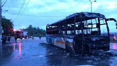 Đang chạy về bến, xe giường nằm bất ngờ bốc cháy dữ dội
