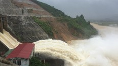 Xả lũ ở thủy điện Hố Hô (Hà Tĩnh)