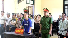 Bố bị xúc phạm, con đánh hàng xóm tử vong