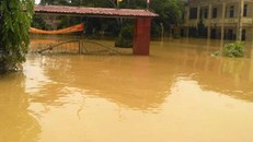 Lũ ở miền Trung rút nhưng nhiều nơi vẫn ngập nặng