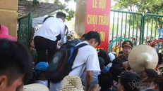 Sân Đồ Sơn quá tải, người dân giẫm lên nhau trèo tường vào xem chọi trâu