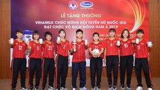 Các nữ cầu thủ trong buổi Lễ Vinamilk tặng thưởng và chúc mừng đội tuyển đạt chức vô địch Đông Nam Á 2019