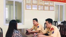 Nữ tài xế bị tước bằng lái vì không nhường đường cho xe ưu tiên