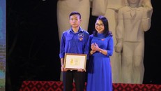 Bộ trưởng Bộ GD&ĐT tặng bằng khen cho nam sinh dũng cảm cứu người dưới dòng nước lũ