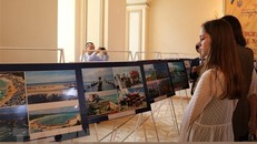 Khách tham quan Triển lãm ảnh. (Ảnh: Duy Trinh/TTXVN)