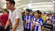 Cha mẹ Văn Hậu đi trăm cây số gửi mắm tép cho con mang sang Hà Lan