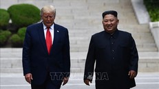 Tổng thống Mỹ Donald Trump (trái) và nhà lãnh đạo Triều Tiên Kim Jong-un trong cuộc gặp ở tại làng đình chiến Panmunjom ở biên giới liên Triều ngày 30/6/2019. Ảnh: AFP/TTXVN