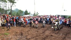 Các tay đua môtô tham gia giải thi đấu “Đua xe môtô, ôtô địa hình” lần thứ nhất năm 2019. (Ảnh: Minh Tâm/TTXVN)