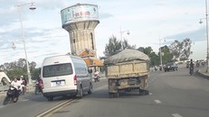 Xử phạt tài xế lái xe biển xanh lấn làn, vượt ẩu