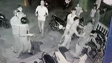 Nhóm thanh niên tấn công 3 công an - Ảnh: Cắt từ clip