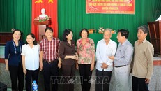 Phó Chủ tịch nước Đặng Thị Ngọc Thịnh với các cử tri huyện Vũng Liêm. Ảnh: TTXVN.