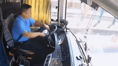 Lo xoay bút trong lúc lái, tài xế xe khách gây tai nạn