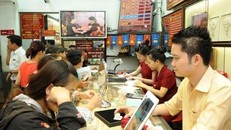 Giao dịch vàng tại Bảo Tín Minh Châu. (Ảnh: Vietnam+)