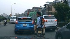 Clip: Khách tây đi Grab Bike nhổ nước bọt khiêu khích người đi đường