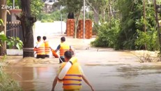 Cảnh sát bám dây cứu người dân kẹt trong lũ