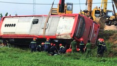 Lật xe giường nằm, hàng chục người thương vong