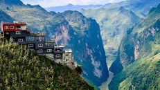 Tòa nhà trái phép tại Mã Pí Lèng, tỉnh Hà Giang. Ảnh: Báo Văn hóa