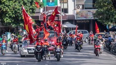 CĐV nhuộm đỏ phố phường, tiếp lửa cho tuyển Việt Nam