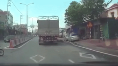 Tài xế lái xe tải đuổi theo chèn ép, tấn công người đi xe máy