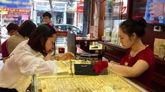 Giao dịch vàng tại các doanh nghiệp. (Ảnh: PV/Vietnam+)