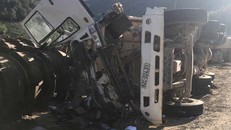 Lật xe thi công thủy điện, 3 người thương vong