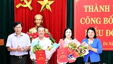 Trưởng ban Tổ chức Thành ủy Đà Nẵng Võ Văn Thương và Chủ nhiệm Ủy ban Kiểm tra Thành ủy Đà Nẵng Huỳnh Thị Tam Thanh trao quyết định và chúc mừng các đồng chí: Trần Văn Đông, Mai Thị Ánh Hồng. Ảnh báo Đà Nẵng