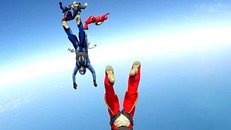 Làm gì để sống sót khi bị rơi khỏi máy bay?