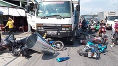 Xe tải mất thắng đâm 11 người dừng đèn đỏ bị thương